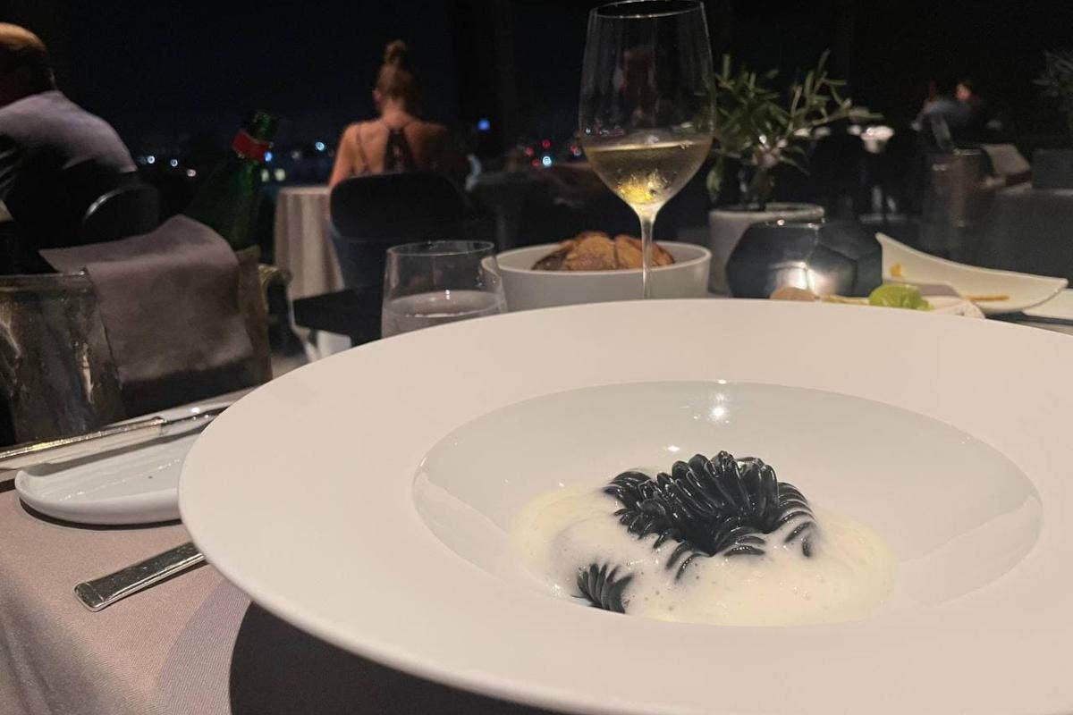 Fusilloni al nero di seppia e molluschi di Fabio Cervio A La Terrazza, l'Armonia dei piatti di Cervio vince anche lo spettacolare panorama