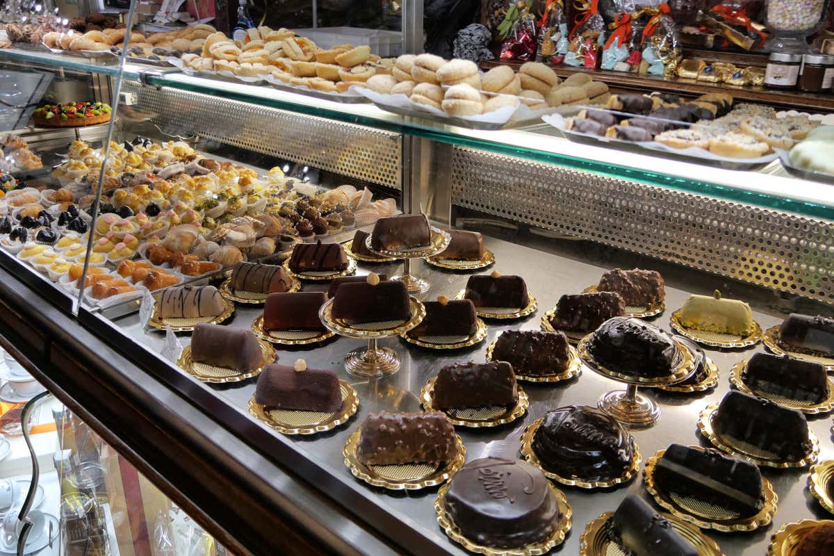 Zucchero nell’aria e torte in vetrina: Torino racconta la sua pasticceria