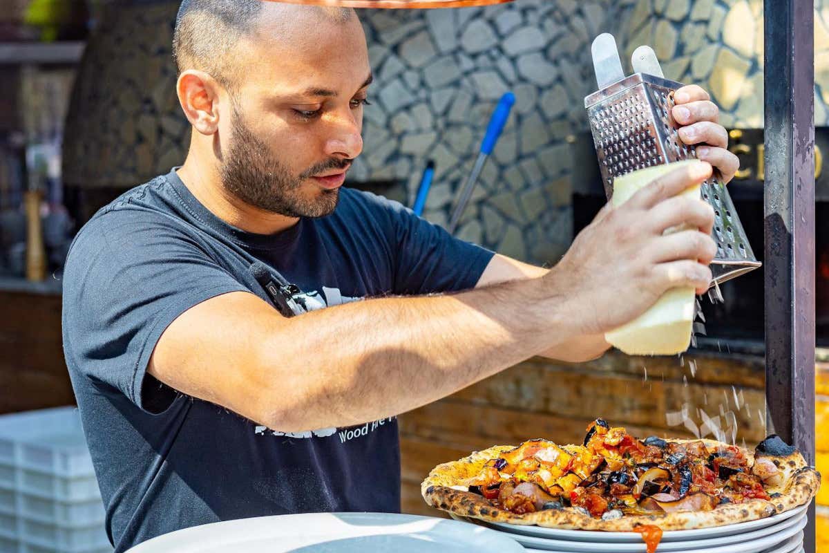 Il pizzaiolo di Napoli che a Brescia impasta (tanta) solidarietà Il pizzaiolo di Napoli che a Brescia impasta (tanta) solidarietà