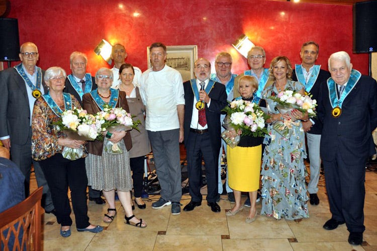 I titolari del ristorante insieme al direttivo del Club (Club Buongustai Bergamo 35 anni in golosa salute)