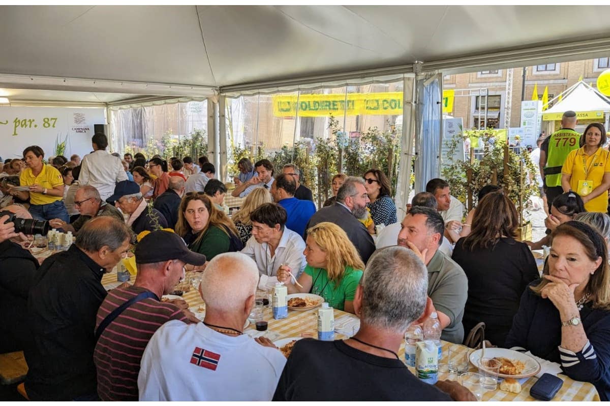 La cena della solidarietà a base di specialità salvate dalla Romagna alluvionata  L’esempio del papa: Apparecchiare la tavola con i prodotti della Romagna