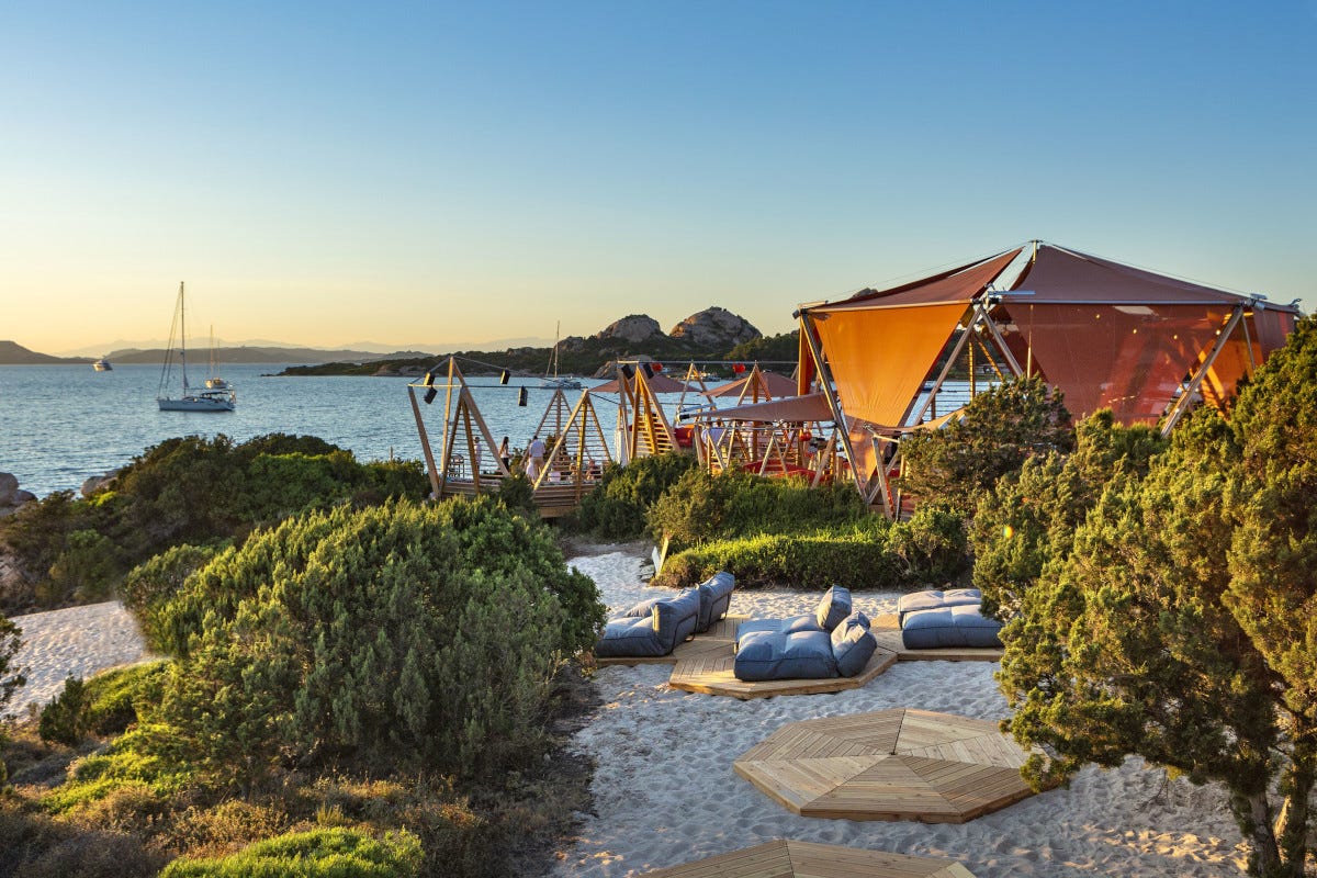 Al Cone Club di Baja Sardinia per vivere il mare in stile 7Pines