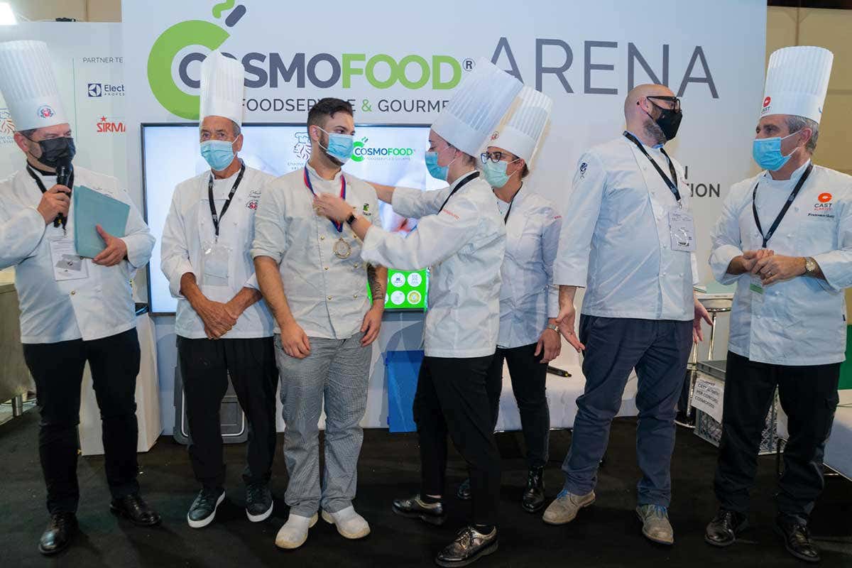Al centro della foto, Mattia Rondina premiato come Migliore allievo del Veneto Successo per Comsofood, premiata la svolta B2B dell'evento Al centro della foto, Mattia Rondina premiato come Migliore allievo del Veneto Successo per Comsofood, premiata la svolta B2B dell'evento