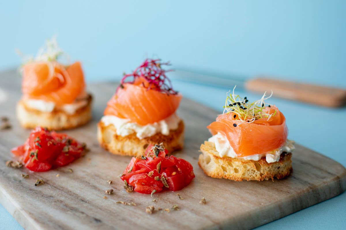 Crostini di salmone affumicato Fumara, stracciatella e capperi