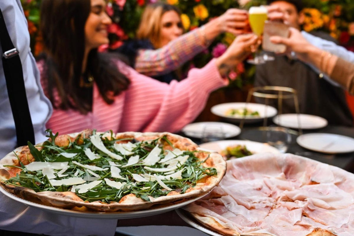 La pizza gourmet di Crazi Pizza di cui Briatore è proprietario I pizzaioli invitano Flavio Briatore a Napoli: “Vieni a fare una gara di pizze”