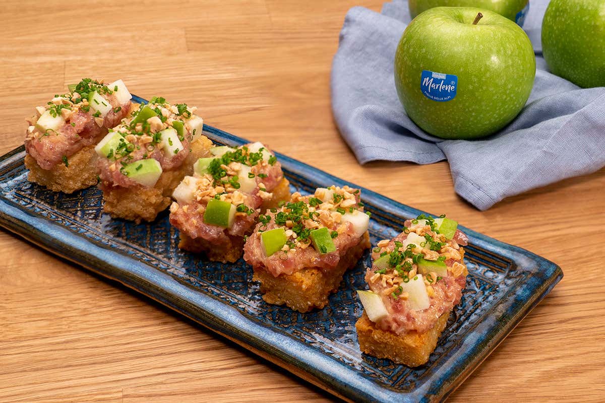 Crispy rice con tartare di tonno, mandorle tostate e mela granny smith Crispy rice con tonno, mandorle e granny smith