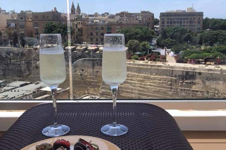 Bollicine della Franciacorta in crociera (Crociere del Gusto coi Franciacorta A Civitavecchia bollicine al Papa)