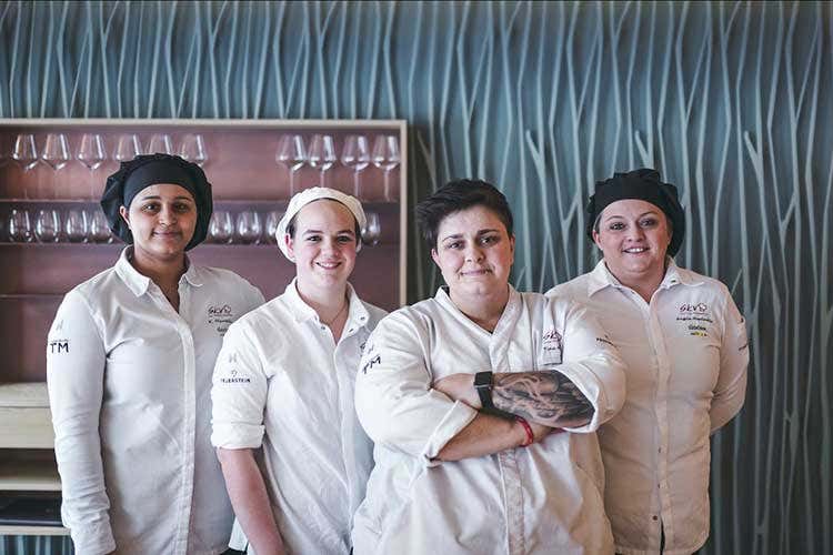 Tina Marcelli con una parte della brigata "al femminile" - La cucina in rosa del Feuerstein Tina Marcelli con una parte della brigata "al femminile" - La cucina in rosa del Feuerstein