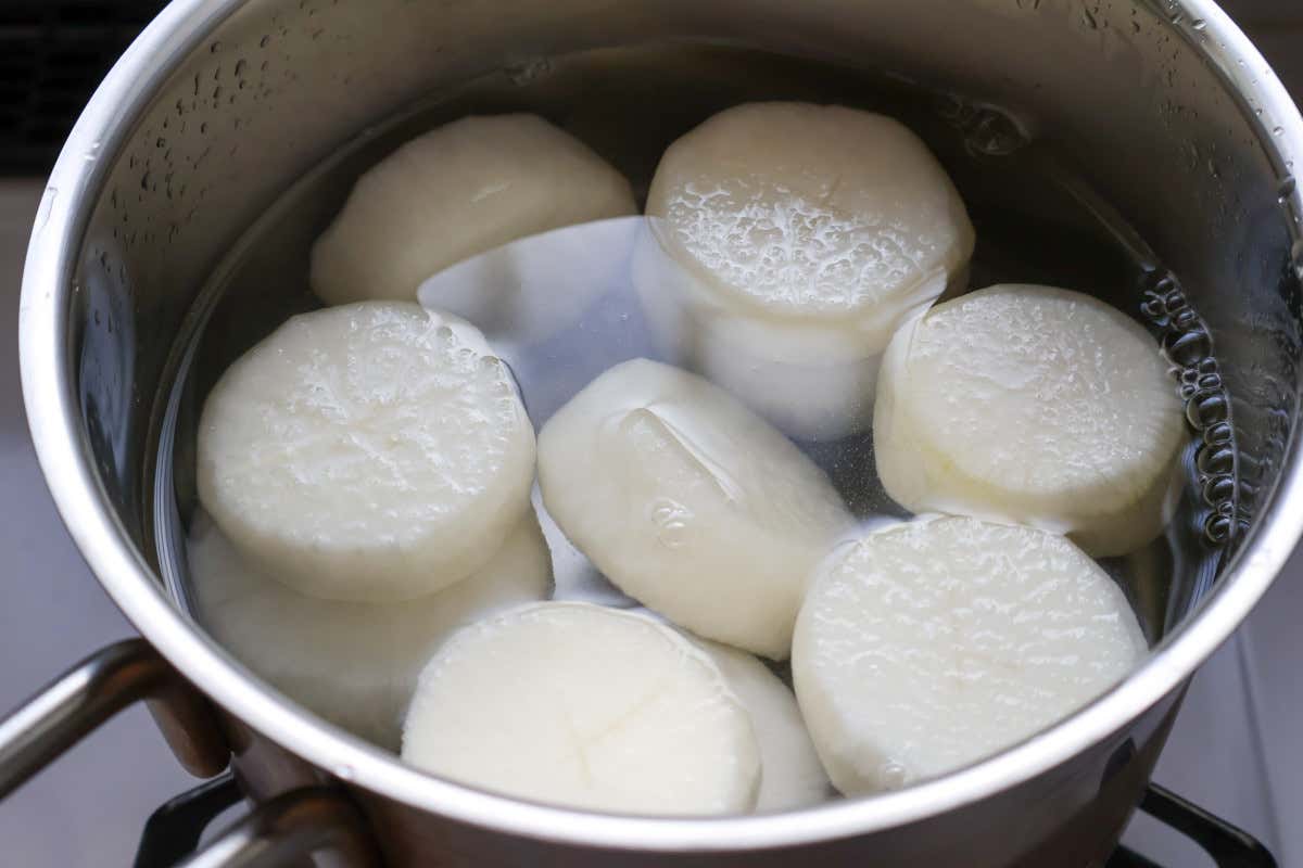 Daikon, il ravanello orientale amico di intestino e metabolismo Daikon, il ravanello orientale amico di intestino e metabolismo