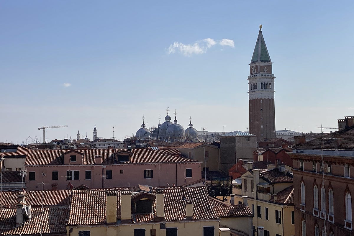 La vista su San Marco dalla scala sul cortile interno del palazzo A Venezia un gioiello d’arte nascosto