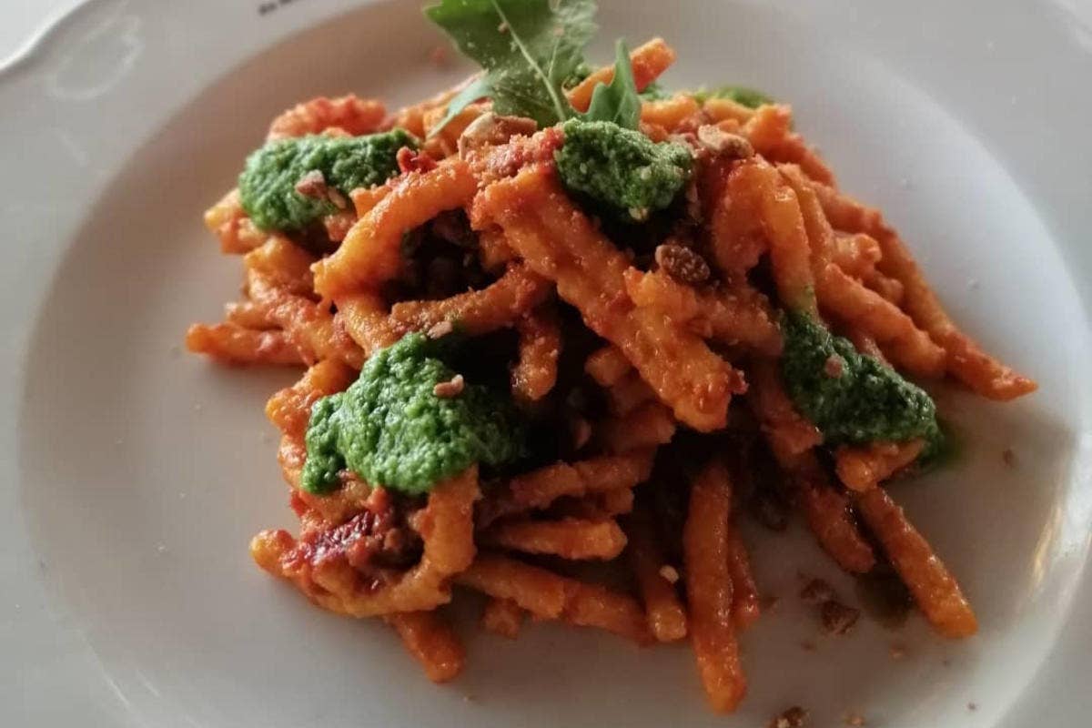 Passatelli al pesto di pomodorini confit e pesto di rucola con mandarle tostate, al ristorante Da Marchesi a Novafeltria La ciclabile della Valmarecchia dal mare di Rimini fino agli appennini