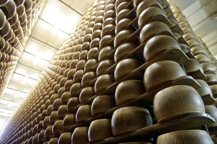 I magazzini Usa si stanno riempiendo di formaggi italiani (Dazi, gli Usa si preparano È corsa alla scorta di Dop italiane)