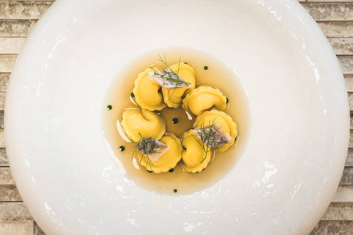 Tortellini di melanzane alla brace con dashi alle acciughe e branzino in crudité Katsuobushi, un concentrato di gusto che esalta la cucina fusion