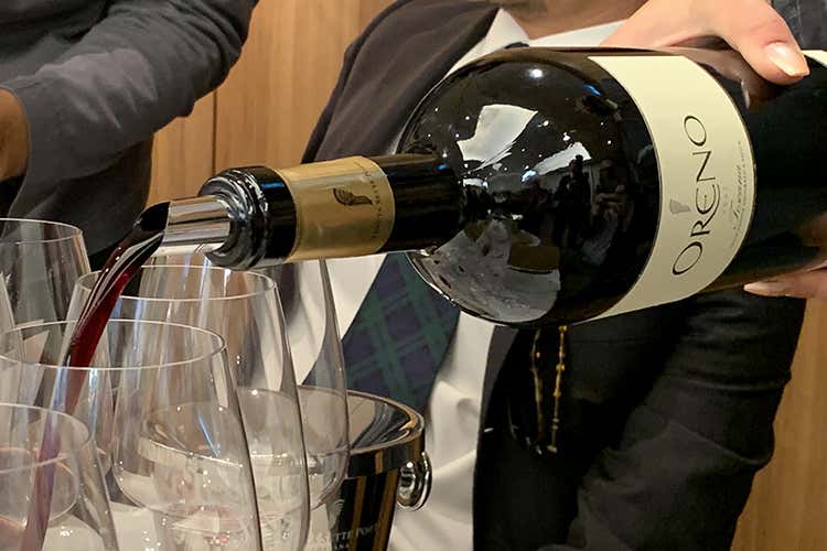 Degustazione con bottiglie Mangum Oreno festeggia le sue prime venti annate