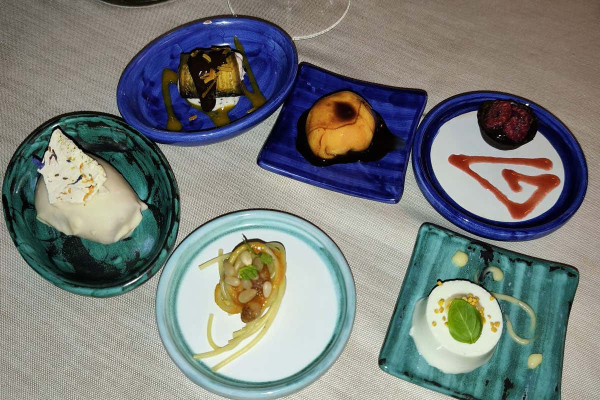 A Ischia c’è un luogo dove puoi cenare sospeso sul mare e dormire in un ex convento A Ischia c’è un luogo dove puoi cenare sospeso sul mare e dormire in un ex convento