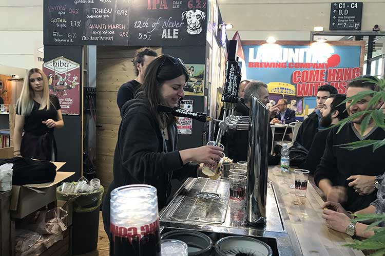 (Dibevit presenta a Beer Attraction le bionde Laguntinas e le Perenni Hibu)