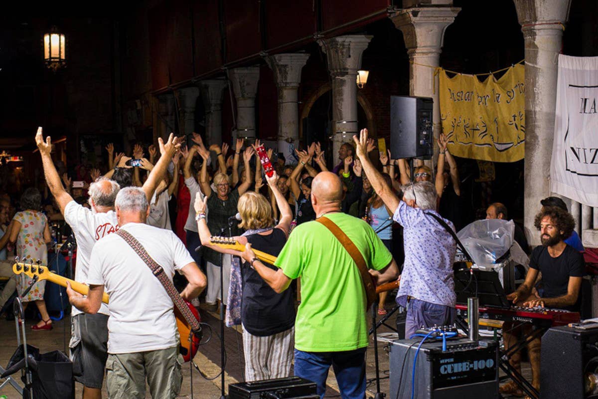 Un momento della festa abbinata al Disnar (foto sito Disnar) Torna il Disnar per la Storica: a tavola i partecipanti della regata di Venezia