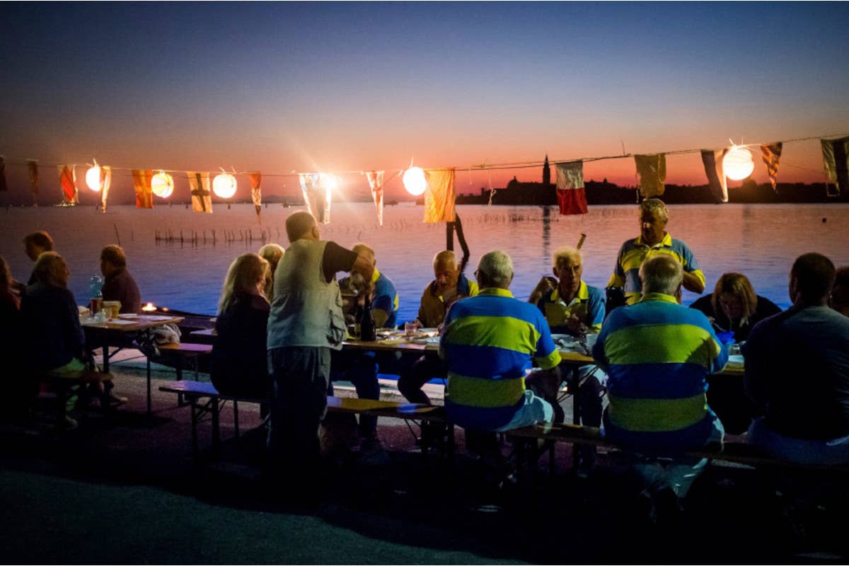 Un momento del Disnar (foto sito Disnar) Torna il Disnar per la Storica: a tavola i partecipanti della regata di Venezia