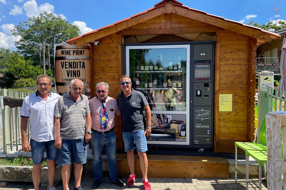 Gli ideatori del progetto Le eccellenze dell'Oltrep&ograve; al distributore self-service