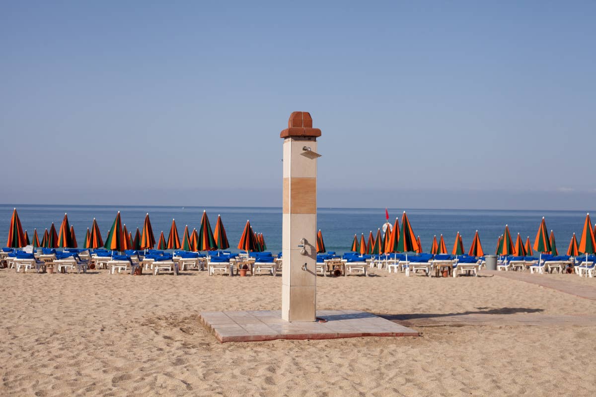 Doccia fredda per i balneari: in spiaggia per lavarsi servirà l'acqua potabile