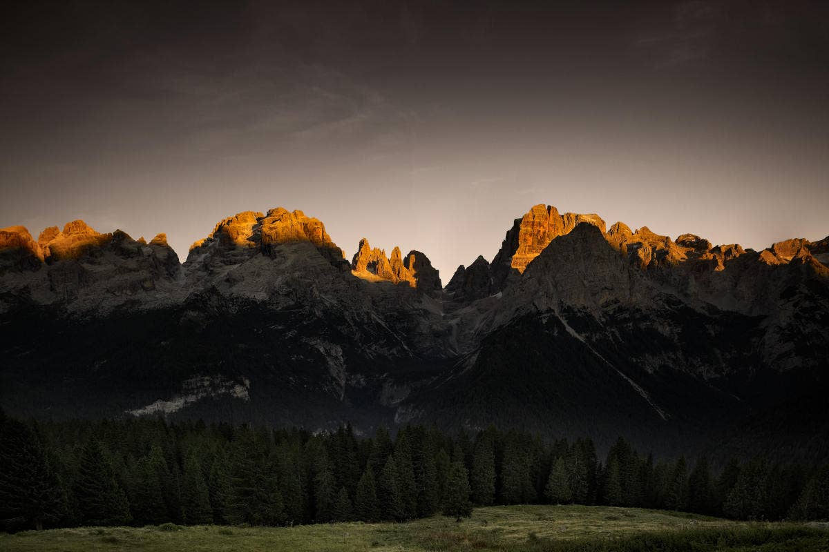 All'alba, le vette offrono un paesaggio mozzafiato Madonna di Campiglio: esperienze ed eventi d’alta gamma per un’estate unica