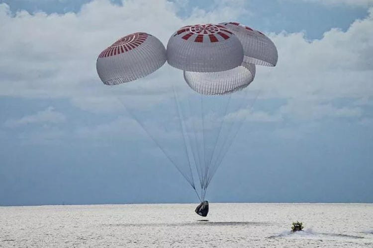 Space X, rientrati i primi 4 turisti spaziali sulla capsula Dragon