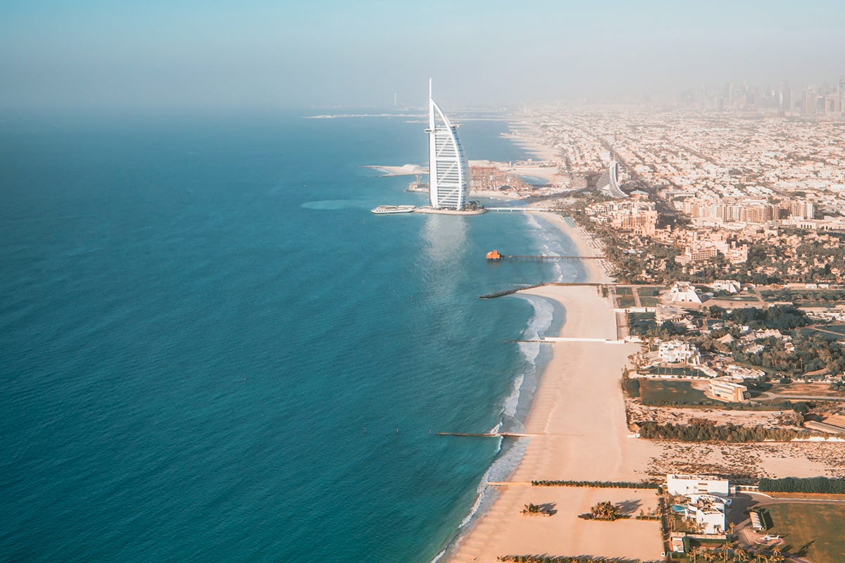 Dubai si è aggiudicata il titolo di migliore destinazione al mondo La metà imperdibile per il 2022? È Dubai, città perfetta anche per i food lovers