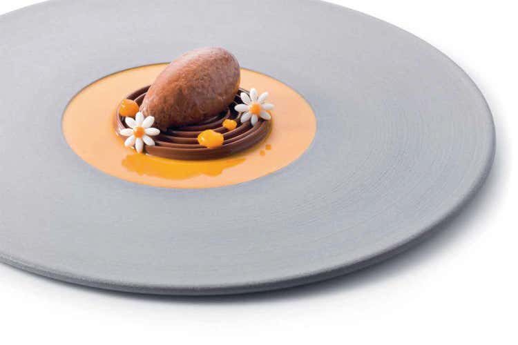 Due preparazioni di mousse al cioccolato