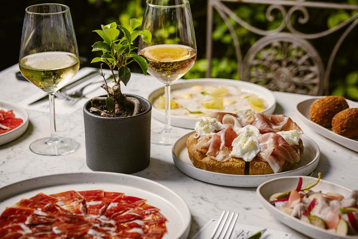 Il club di Roma immerso in un ex vivaio dove la musica si accende tra gli alberi Il club di Roma immerso in un ex vivaio dove la musica si accende tra gli alberi