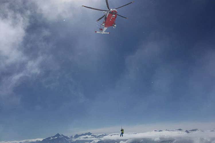 Soccorso Alpino ValdostanoLa mascherina che arriva dall'alto