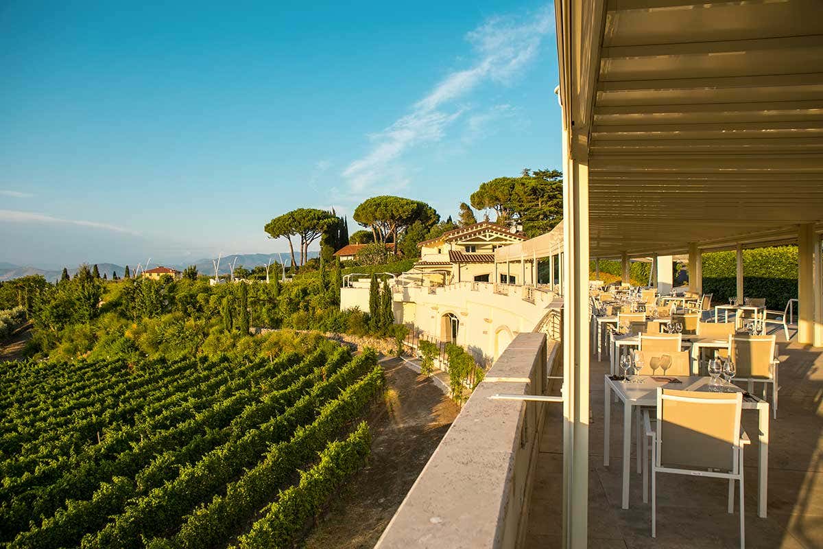 Il dehors con vista sui vigneti di Poggio Le Volpi Carne e vino, da Epos si punta su convivialit&agrave;, materia prima e un menu di campagna