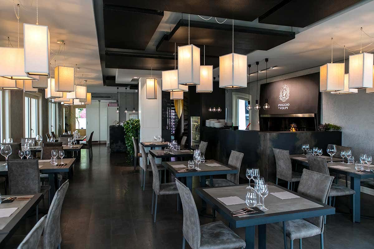 La sala interna del bistrot Epos Carne e vino, da Epos si punta su convivialit&agrave;, materia prima e un menu di campagna