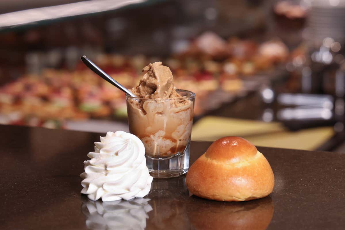 Estate golosa e consapevole: nuove tendenze tra dolci, gelati, smoothies e caffè