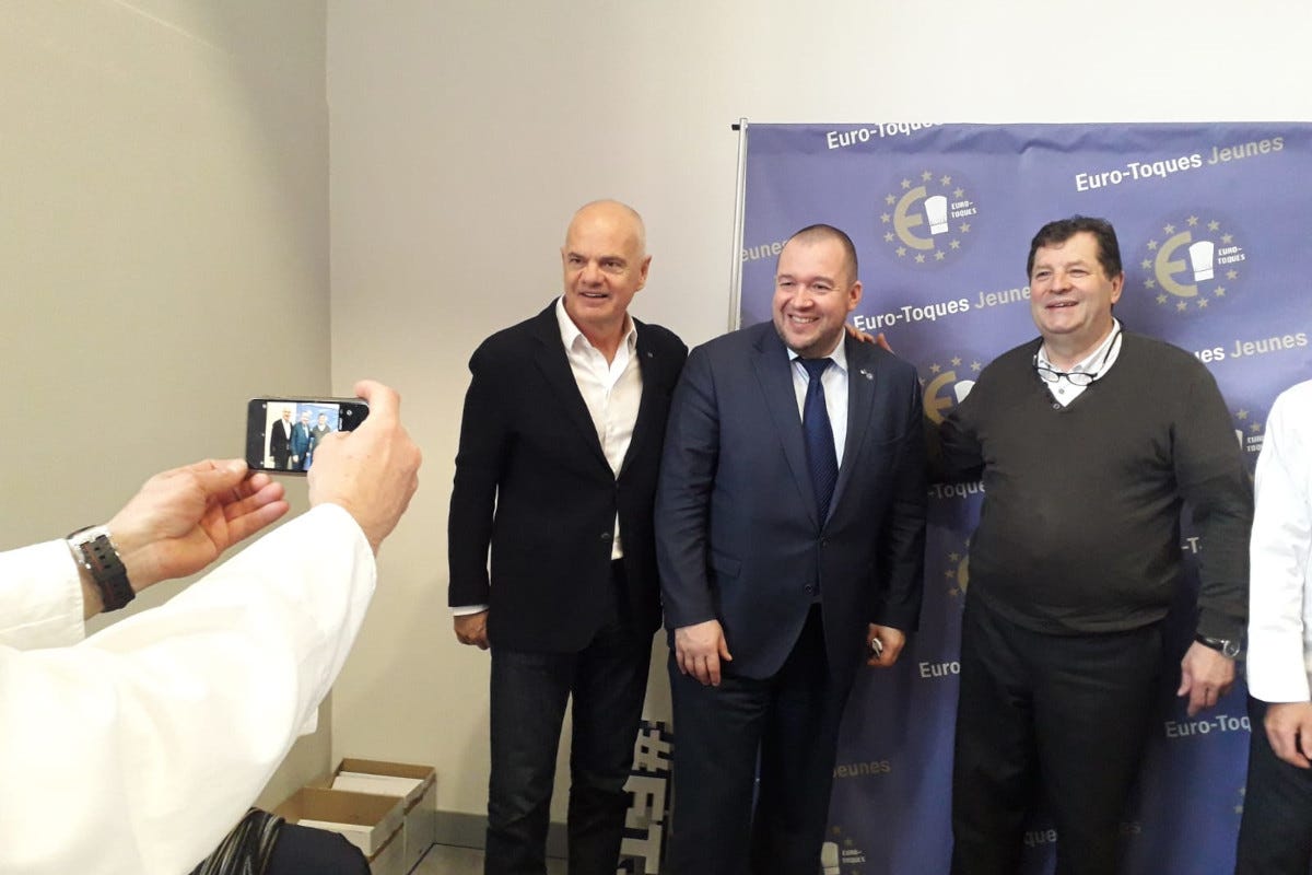 Derflingher in posa con Gomez e Didier Peschard, presidente onorario di Euro-Toques Francia  Euro-Toques Francia ha il suo primo presidente donna: Virginie Basselot