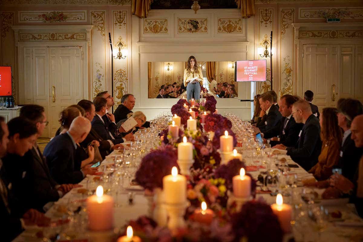 La cena di gala con cui &egrave; stato presentato l'appuntamento 2022 (Fonte: Facebook) St. Moritz Gourmet Festival, 10 chef stellati svizzeri esaltano la cucina locale