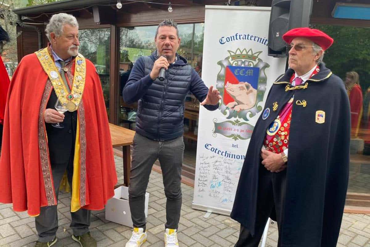 I saluti di Fabiano Giorgi all'incontro delle confraternite pavesi Confraternite pavesi I saluti di Fabiano Giorgi all'incontro delle confraternite pavesi Confraternite pavesi