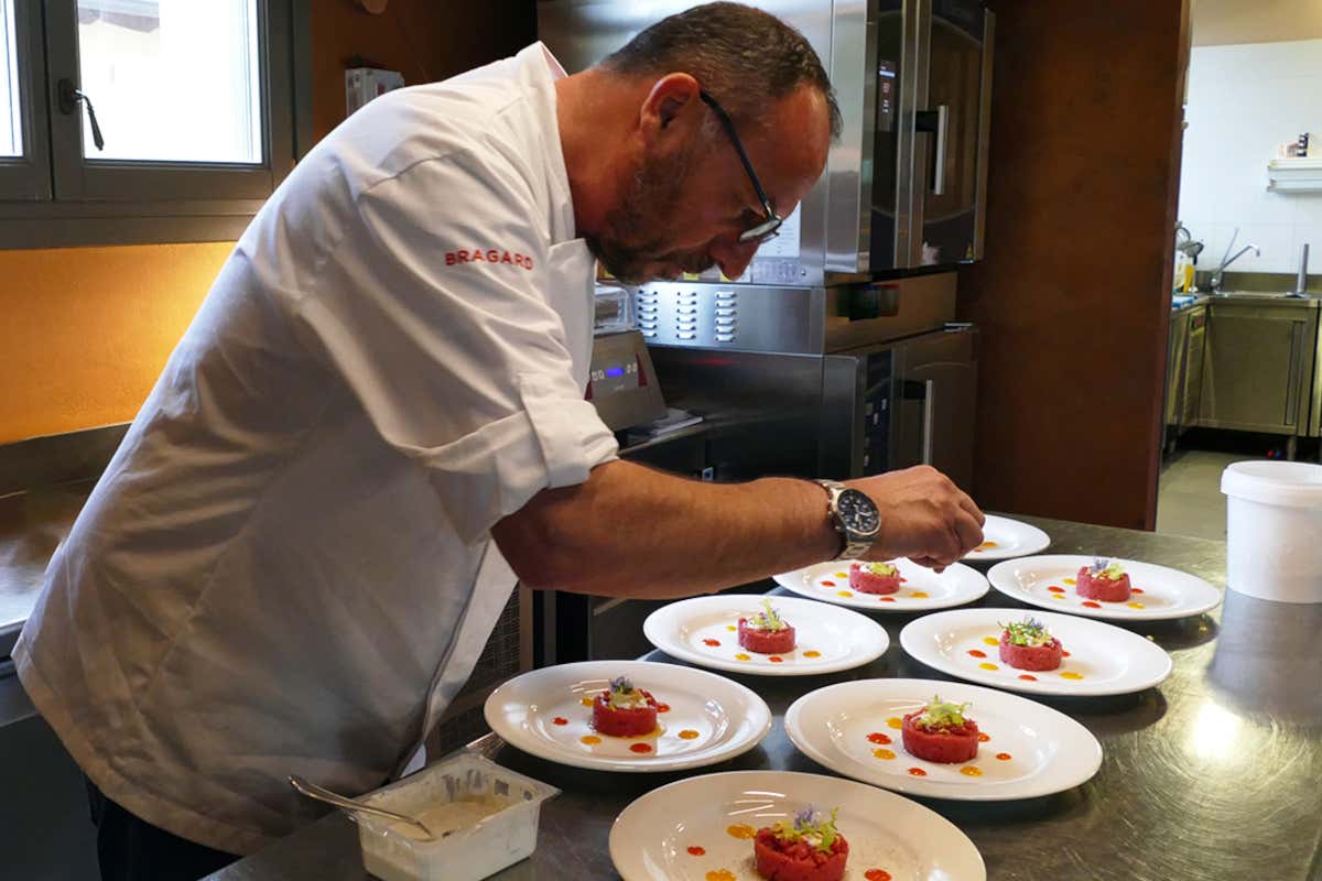 Lo chef in cucina Cascina Faletta, un fascino d'&eacute;lite nel cuore del Monferrato