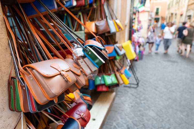Abbigliamento e accesori sono tra i prodotti più contraffatti (Il falso made in Italy (senza le Doc) costa 76mila posti di lavoro)