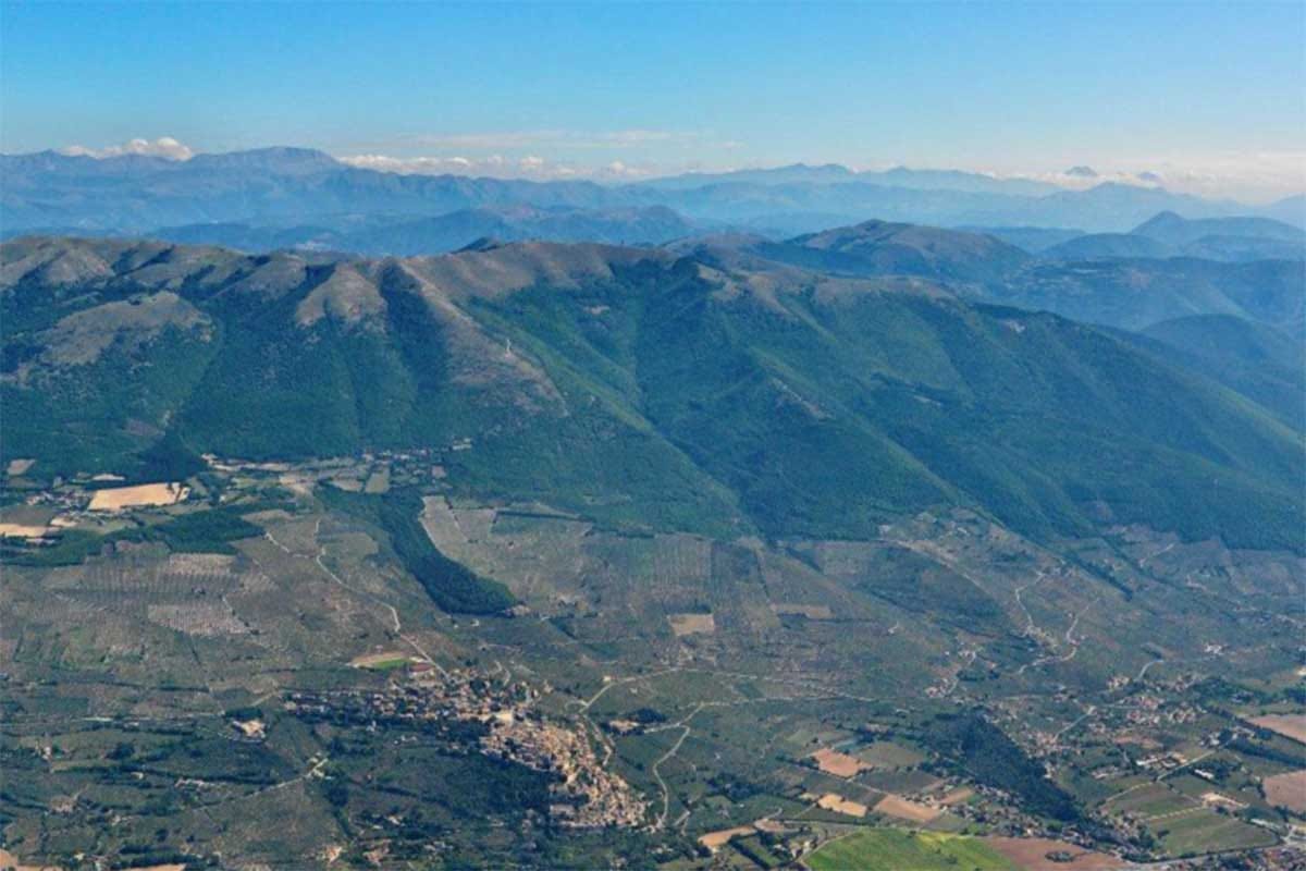 Una visione aerea della Fascia Olivata Spoleto-Assisi L'Umbria tenta il rilancio con tartufo, ospitalità diffusa e riconoscimenti Unesco