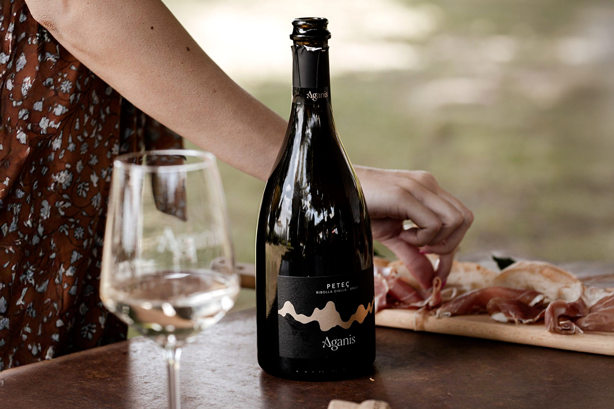 Quattro vini (e un amaro) da bere per salutare l’estate con gusto Quattro vini (e un amaro) da bere per salutare l’estate con gusto