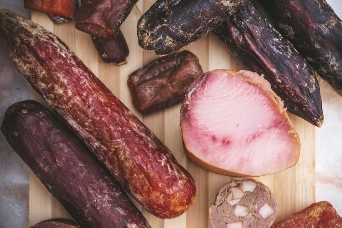 Tra le colline umbre spuntano i salumi di pesce: il laboratorio di Sapore di Mare Tra le colline umbre spuntano i salumi di pesce: il laboratorio di Sapore di Mare