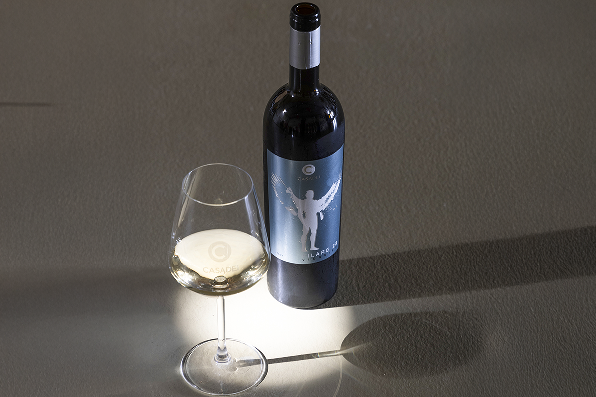 Quattro vini (e un amaro) da bere per salutare l’estate con gusto Quattro vini (e un amaro) da bere per salutare l’estate con gusto