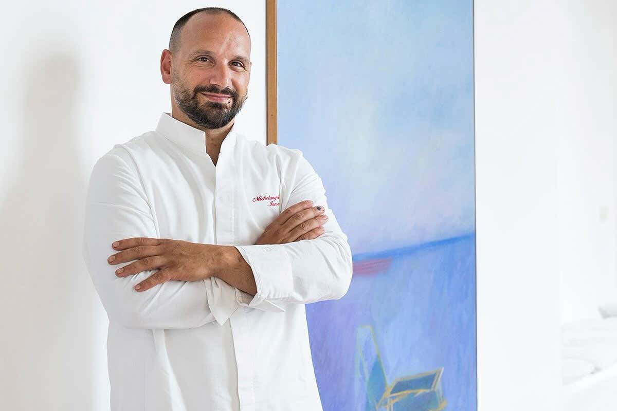 A Ischia c’è un luogo dove puoi cenare sospeso sul mare e dormire in un ex convento A Ischia c’è un luogo dove puoi cenare sospeso sul mare e dormire in un ex convento