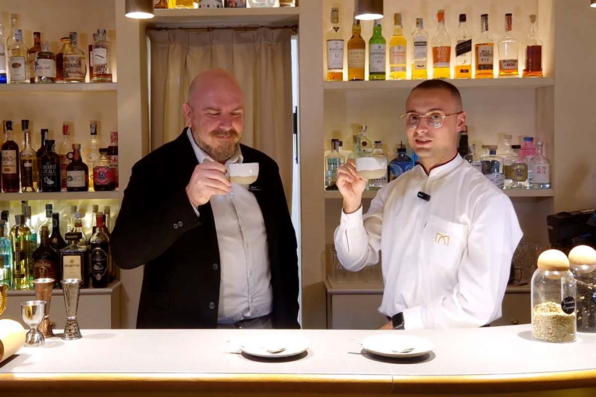 Il cocktail caldo con camomilla e vodka che cambia il modo di bere la sera Il cocktail caldo con camomilla e vodka che cambia il modo di bere la sera