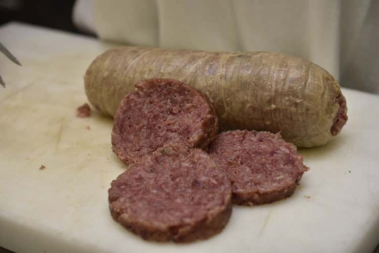 Il tipico cotechino servito alla festa (Pane e cotechino a Ferragosto? Tradizionale, buono e leggero)