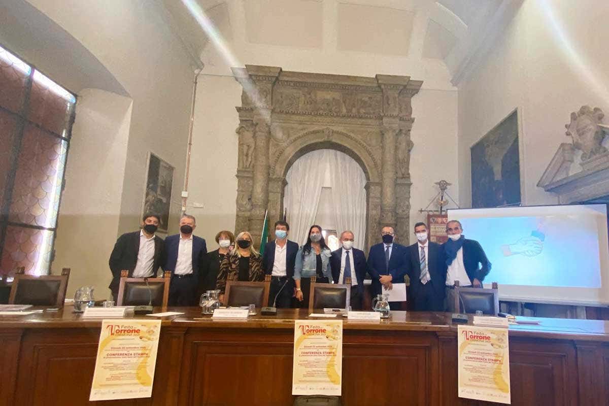 La presentazione dell'evento nella sala comunale di Cremona A Cremona si scaldano i motori per la Festa del Torrone