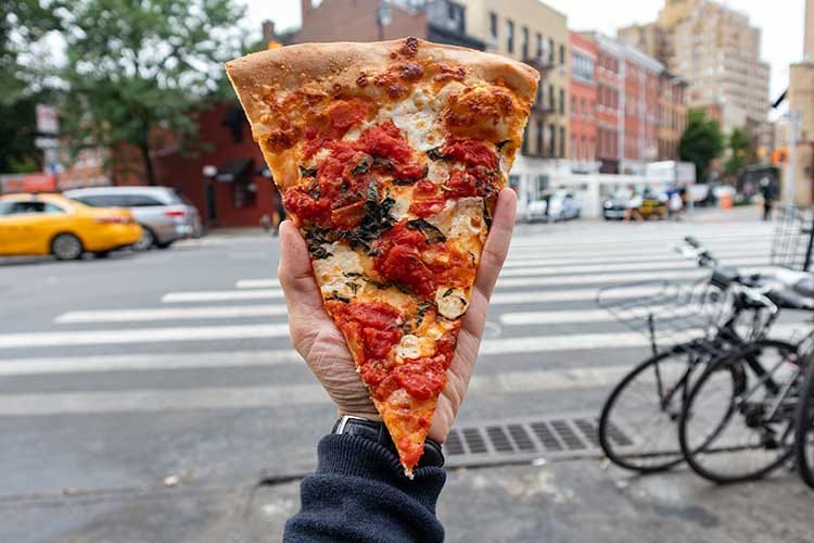 A New York l'inflazione ha fatto scomparire la pizza al taglio a 1 dollaro L'inflazione colpisce gli Usa e a New York non si trova più la pizza al taglio a 1 dollaro