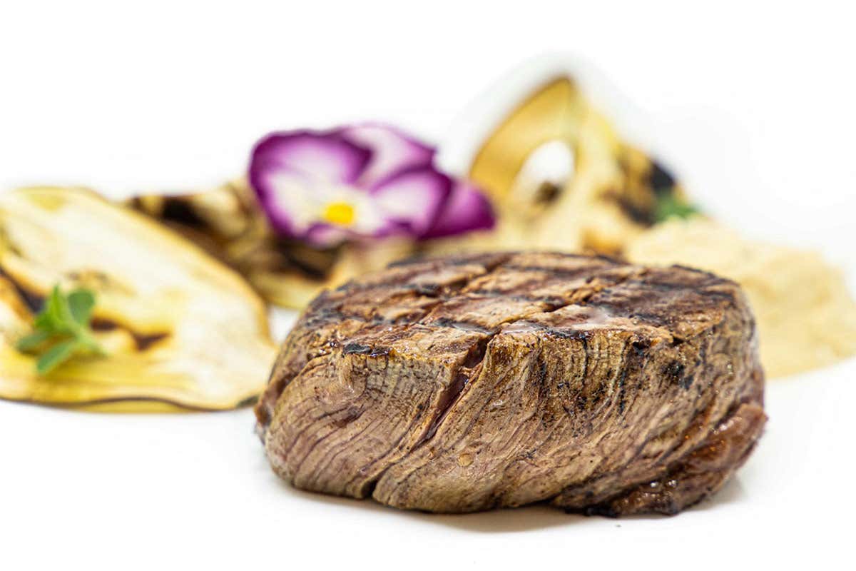 Filetto di manzo alla piastra con verdure grigliate e hummus di ceci