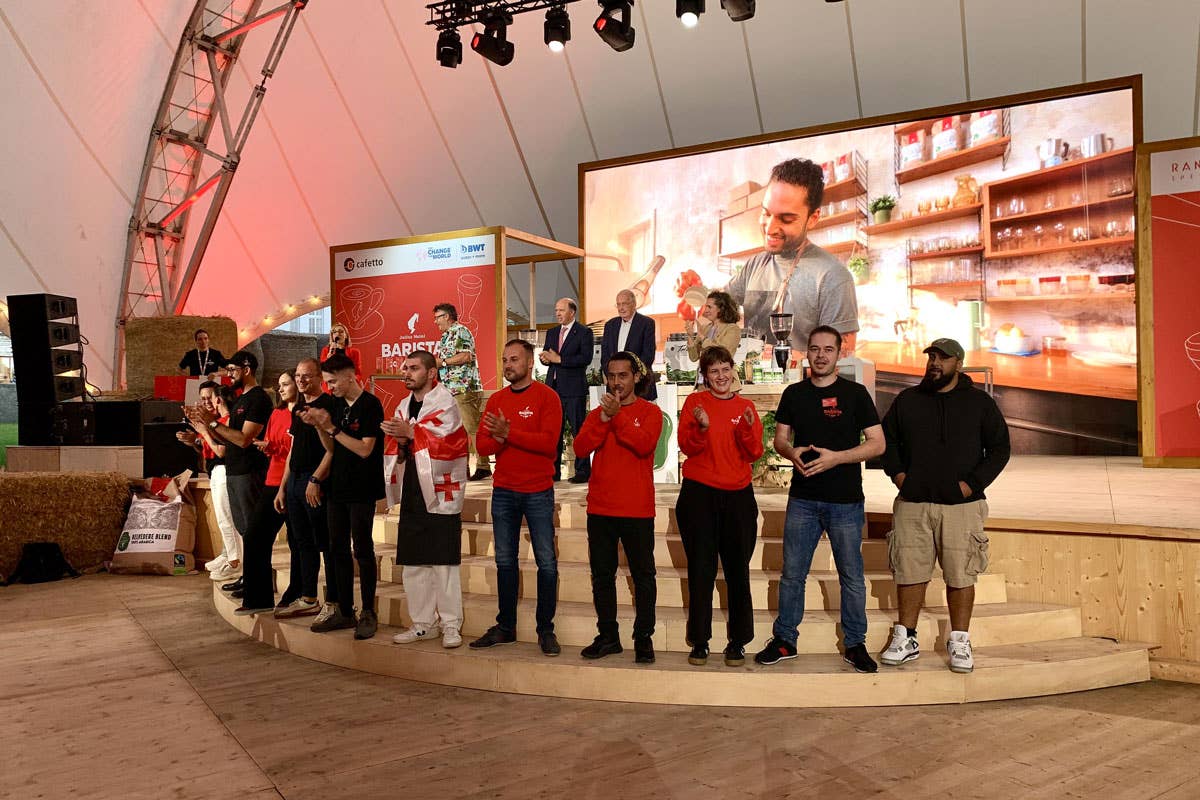 I 12 finalisti sul palco di Vienna allestito nella sede della torrefazione Da Dubai a Vienna: a Raffy Vajio la prima edizione della Meinl Barista Cup