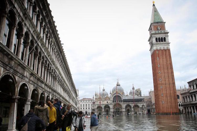 L'acqua ha raggiunto i 187 centimetri (Fipe aiuta Venezia, ma avverte:«Servono interventi strutturali»)